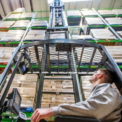 Carretillas elevadoras retráctiles en Murcia · Mejorar la productividad en el almacén